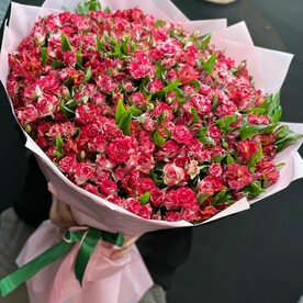 Авторский букет из кустовых роз и альстромерий