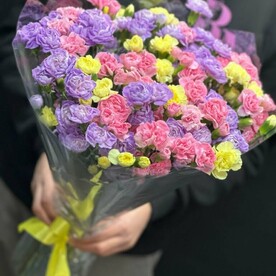 Букет из 29 ярких кустовых гвоздик