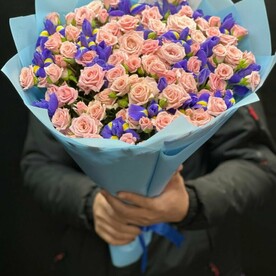 Авторский букет из кустовых роз и ирисов
