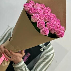 Букет из 29 розовых роз в крафте