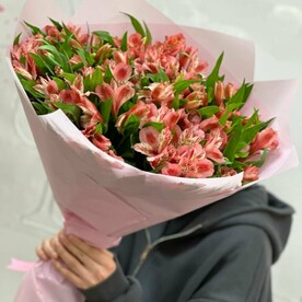 Букет из 29 розовых альстромерий