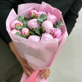 Букет из 11 розовых пионов с эвкалиптом