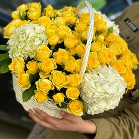 Композиция «солнце» из кустовых роз