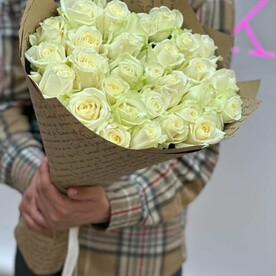 Букет из 29 белых роз в крафте
