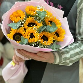 Букет из 9 подсолнухов с эвкалиптом