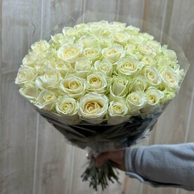 Букет из 45 белых роз в ленте