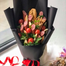 Съедобный мужской букет из колбасок