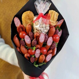Съедобны мужской букет из колбасок и копченого сыра