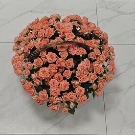 Корзинка с кустовыми розами