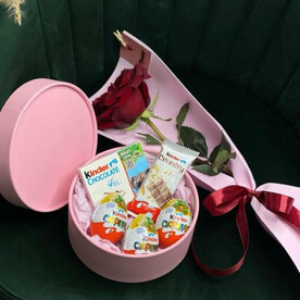 Сладости Kinder в коробке и букет с красной розой🌹