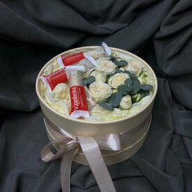Белые розы и конфеты в коробке