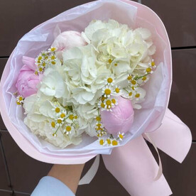 Букет пионы, гортензия и ромашки