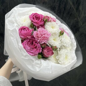 Букет из кустовой пионовидной розы, хризантем и диантусов
