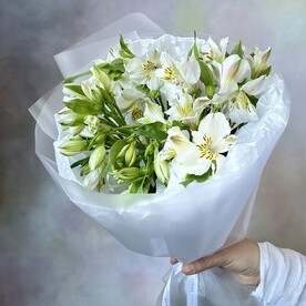 Букет белых Альстромерией