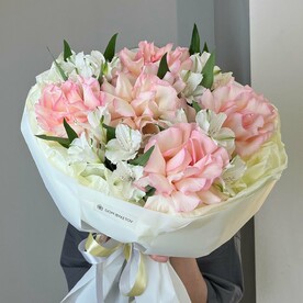 Букет из роскошных роз и альстромерий