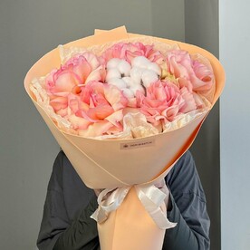 Букет из роз с хлопком