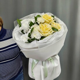 Букет из хризантемы и канделайт