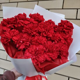 Букет алых гвоздик