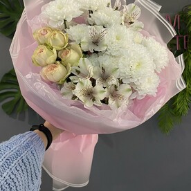 Роза кустовая, Хризантема, Альстромерия, Дизайнерская упаковка