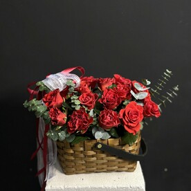 Красные розы в корзинке