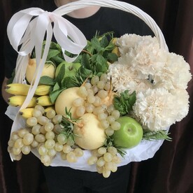 Корзина с фруктами и цветами