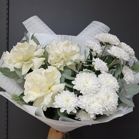 Французские розы, Хризантема кустовая, Эвкалипт, Дизайнерская упаковка