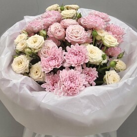Букет из кустовых роз и хризантем
