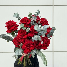 11 французских роз с эвкалиптом