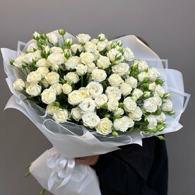 Букет из белых пионовидных кустовых роз