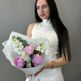 Сборный букет из пионов и маттиолы