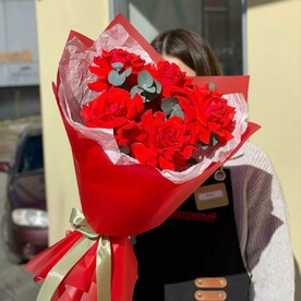 Французский шик - букет из алых французских роз с эвкалиптом