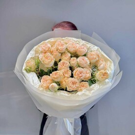 Кремовый букет из кустовых роз