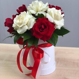 Композиция в шляпной коробке