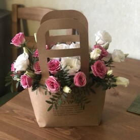 Композиция в сумочке из кустовой розы