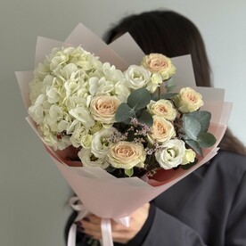 Букет из гортензии, нежно-розовых розочек и эустомы с ароматными веточками лимониума и эвкалипта, букет 340