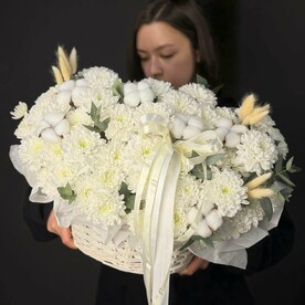 Корзина с цветами : нежная кустовая хризантема с веточками эвкалипт , хлопок и галурус