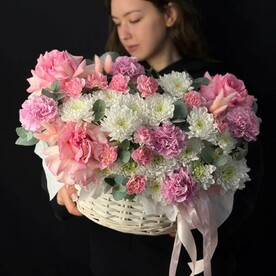 Цветы в корзине : французская роза, диантус , хризантема с веточками эвкалипта