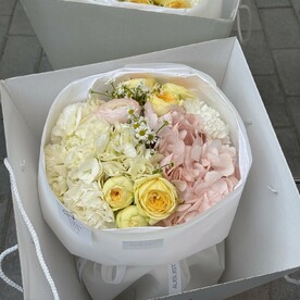 Нежный букет с гортензией и пионовидными розами