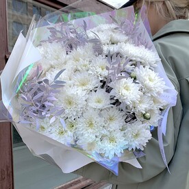 Букет из белых хризантем с лавандовой зеленью