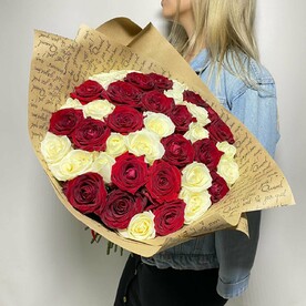 Букет из 39 красных и белых роз