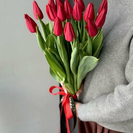 Букет из 15 гладких красных тюльпанов