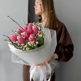 Букет из розовых тюльпанов с хамелациумом
