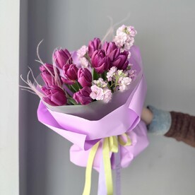 Букет из фиолетовых тюльпанов и маттиолы
