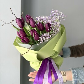 Букет из фиолетовых тюльпанов и гипсофилы