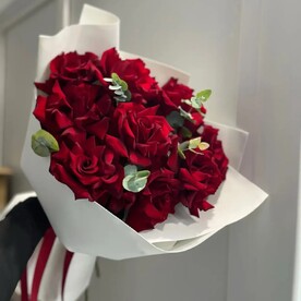 Красивый букет алых роз