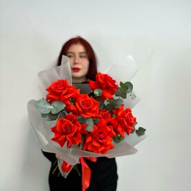 Алые французские розы с эвкалиптом