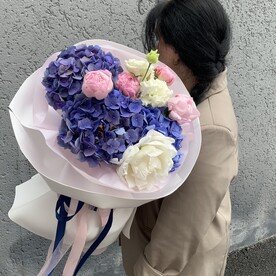 Букет с гортензией и пионами