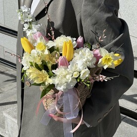 Весенняя корзина из тюльпанов и нарциссов