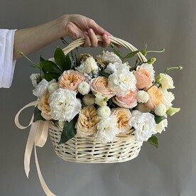 Корзина с пионовидными розами и эустомой