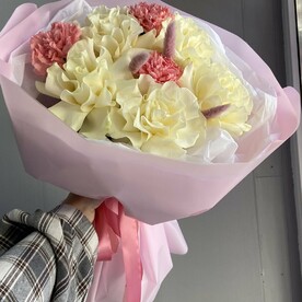 Розовый букет из Роз и Диантусов
